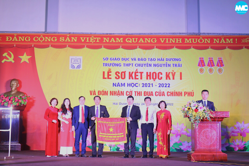 Lễ Sơ kết học kỳ I năm học 2021-2022 - Trường THPT chuyên Nguyễn Trãi vinh dự nhận Cờ thi đua của Chính phủ